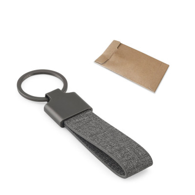 RAVEN. Rectangular-shaped keyring made of metal and recycled pet (30 recycled)